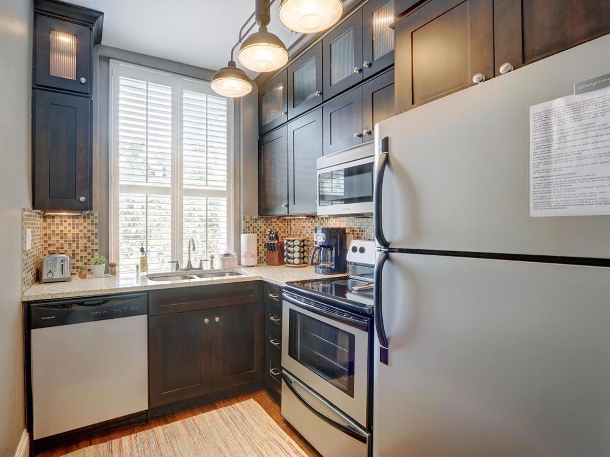 Charm On Liberty Apartment Savannah Bagian luar foto